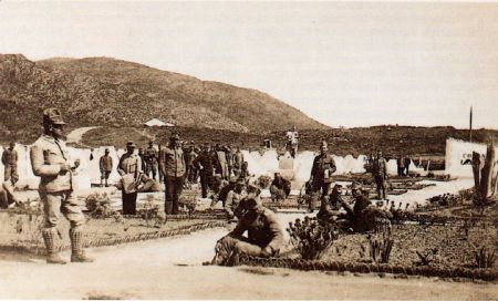 Snímek tábora Perdu; uprostřed socha kavalíra, vpravo budova velitelství, vlevo kopec Mount Antoniera